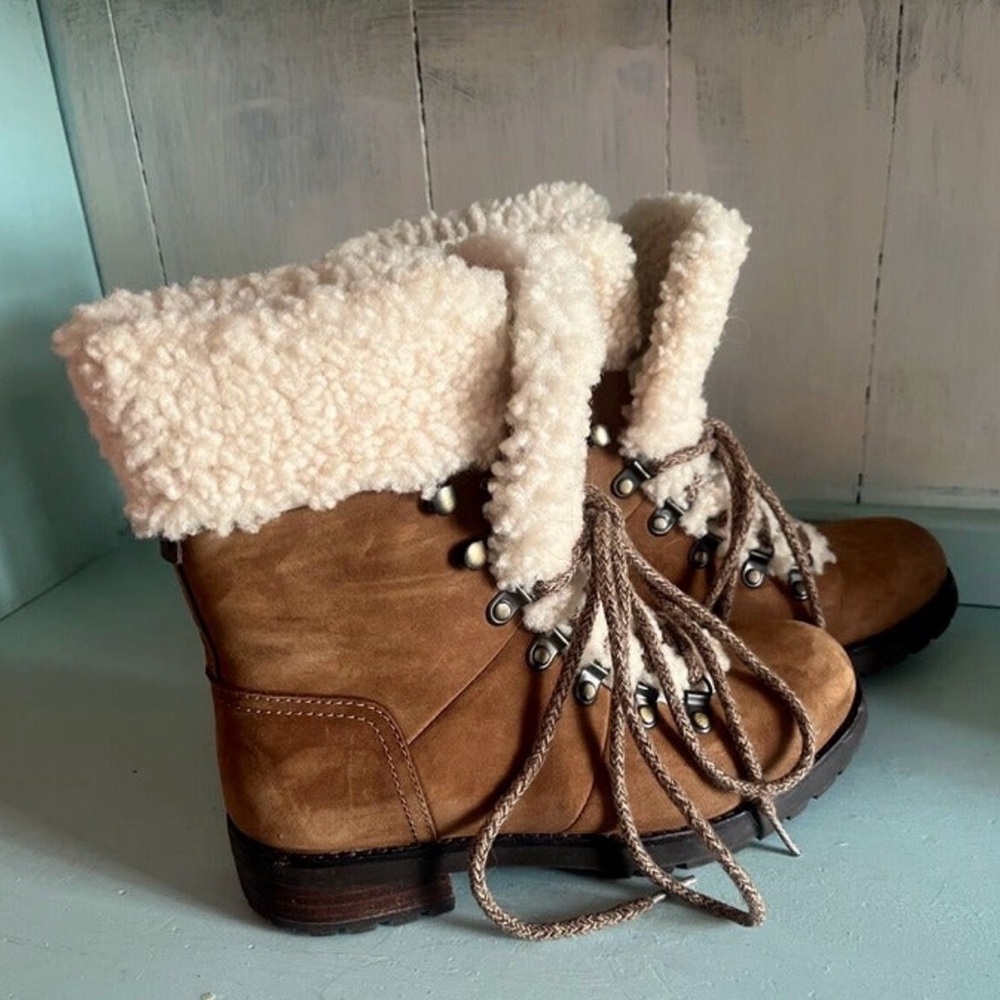 UGG Cream Shearling Lined Interior with Branded T… - image 4